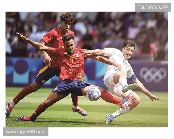 欧美女足球明星手握足球展现风采与魅力的精彩瞬间